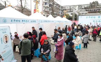 成都中醫(yī)集市掀起“健康熱” 義診咨詢(xún)與非遺體驗(yàn)的完美融合